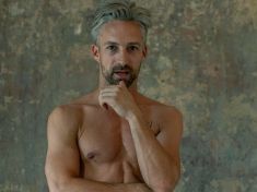 Zajímá mě seberealizace, ne peníze. Začínal jsem gay pornem, říká pornoherec 