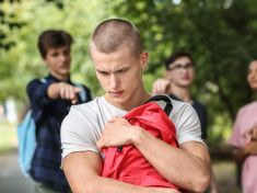 Šikana dětí je nyní nenápadná, varují vědci. Nejvíc ubližuje napadání identity 
