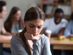 Nevěříte si? Hledat ujištění u druhých je riskantní hra, varuje psycholožka