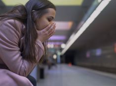 Proč nás napadá, že skočíme z balkonu nebo pod vlak? Mozek se nás tím paradoxně snaží chránit