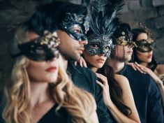 Večer mezi cizími těly: Proč může swingers vztah spíš upevnit než rozbít