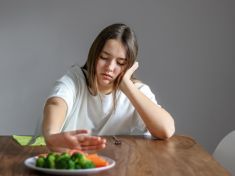 Se svým vzhledem jsou nespokojené i 8leté dívky. Problémy s jídlem způsobují i rodiče, říká psycholog