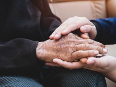 Péče o starší příbuzné je náročnější než o děti. Nebojte se požádat o pomoc, říká psycholožka