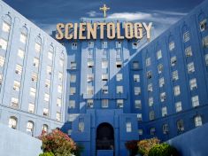 Přátelství scientologů s dezinformátory. Scientologové vlastní dezinformační server AC24 a Marcuse “Revoltu” Kaletu