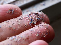Balená voda plná nechtěných mikroplastů. Zbavte se jich pomocí aktivního uhlí
