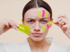 Face taping: mini lifting obličeje, který má svá rizika