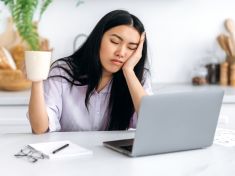 „Práce pro líné holky.“ Tvrdě makat se prý nevyplácí, sítě ovládl trend #lazygirl 