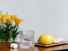 Ibuprofen, citron a želé? TikTokem se šíří podivný „recept“ na zastavení menstruace