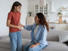 První menstruace dívky stresuje. I kvůli rodičům, kteří je na to nepřipravili