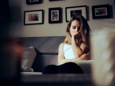 Ženy trápí deprese dvakrát častěji než muže. Může za to princip 6P, zátěž i „dobře míněné rady“