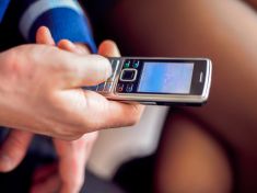 Pořizují staré a nové vyhazují. Mobily bez internetu jsou znovu hitem