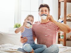 Tátové by se v žádném případě neměli do péče o děti jen „zapojit“