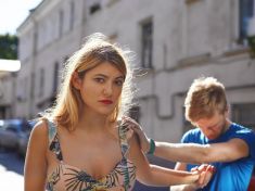 Odhalte včas tiché kopačky: 5 varovných signálů, že váš partner bere do zaječích