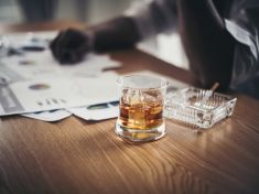 Kde končí zdravé nasazení a nastává neřešený problém? České pracovní prostředí je tavicím kotlem závislostí