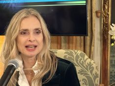 Praha. Další zastávkou bude Praha. Výstavu vozítek agenta 007 uvedla Bond girl Maryam d´Abo