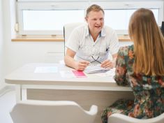 Možnosti medicíny nejsou neomezené, rodičovství se nevyplácí odkládat na neurčito, varuje specialista na IVF