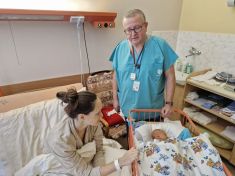 Rodičky se z podřízených pacientek proměnily v rovnoprávné klientky, říká porodník. Domácí porody ale nechápe