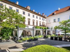 Oáza života v srdci Malé Strany: Za branami hotelu Mandarin Oriental Prague se otevírá útulná letní terasa