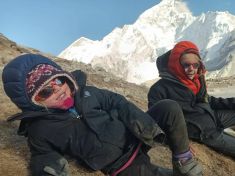 Čtyřletá dívka došla do základního tábora na Mount Everestu. Byl to úctyhodný výkon, nebo hazard?
