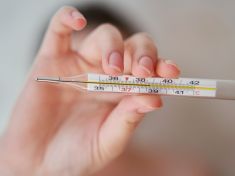 Nesrážejte teplotu za každou cenu. Můžete tím zpomalit léčbu infekce