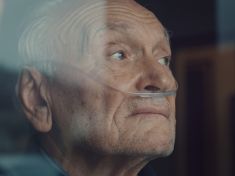 Přijeď, spadlo se mnou letadlo: Jak zvládnout bludy stárnoucích rodičů
