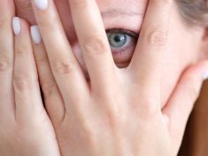 Cítím se méněcenná, i když nemám důvod: Jak překonat vlastní stíny a najít sebelásku