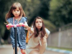 Helicopter parenting: Co to je, jak to poznat a jak se to může vymstít