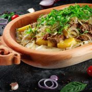 Kazašský národní pokrm bešbarmak. (foto: Shutterstock)
