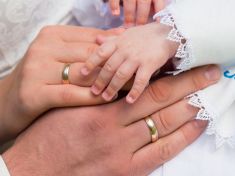 Kukačka, parchant, sebranec: Děti narozené mimo manželství stále bojují s předsudky