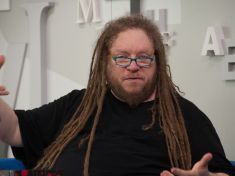 Jaron Lanier: Lidstvo sedí v expresu ke zkáze. Z umělé inteligence lze zešílet