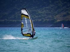 Průvodce pro milovníky vodních sportů. Jak vybrat správné příslušenství pro windsurfing?