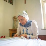 Výrobkyně lidových krojů z Horňácka, paní Renata Potěšilová z Lipova. (foto: D. Rájecký)
