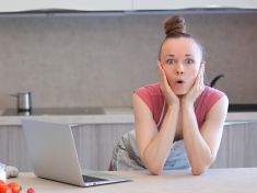 Konspiracím věříme stejně jako naši předkové. Jen s mobilem v ruce