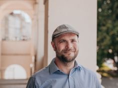 „Tohle už neponesu.“ Terapeut Miroslav Niya Němeček o bolesti, která se dědí – a jak ji propustit