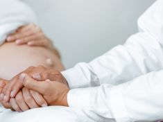 První hodiny života pod drobnohledem: Co se změnilo v českých porodnicích?