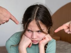 Vyrostla jsem s narcistickým rodičem. Po letech jsem pochopila, že vadná nejsem já, říká Anna