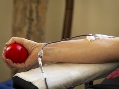 Krev nepočká, až skončí prázdniny. Staň se superhrdinou a běž darovat taky