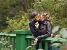 Jak, s kým a kdy spát nám diktuje ekonomika. Stává se monogamie luxusem, který si už pomalu nemůžeme dovolit?