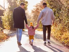 Mezi adopcí a nejistotou: Proč Česku chybí stabilní forma náhradní rodiny