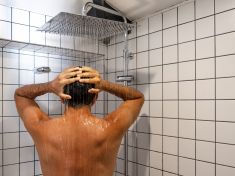 „Jdu na rychlou sprchu.“ Co muži ve skutečnosti dělají 30 minut za zavřenými dveřmi?