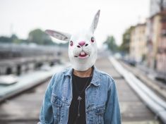 Koronavirus změnil i mužský styl. V kurzu jsou tepláky a plnovous