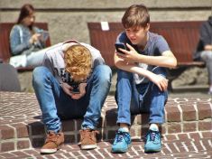 Koupit dítěti k Vánocům telefon? Je to vlastně stejné jako mu dát cigaretu