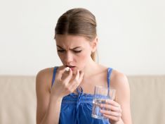Analgetika zabíjejí. Nahradí je placebo a přírodní prostředky?