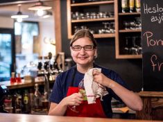 Zajíčci sesedají z koňů a míří za prací do Café AdAstra