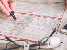 Proč v nynější krizi ženy poprvé přicházejí o práci častěji než muži