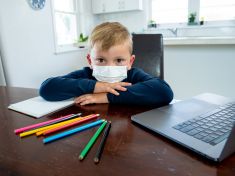 Mezinárodní průzkum: Jak hodnotili rodiče distanční vzdělávání?