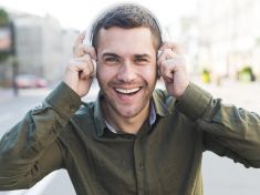 Podzimní tipy z Audiotéky: kultovní prózy Kiyosakiho a Harariho i přelomové dílo Vojáčka