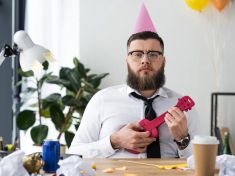 Neustále všem zvedáte náladu? Vaše toxická pozitivita víc škodí, než pomáhá