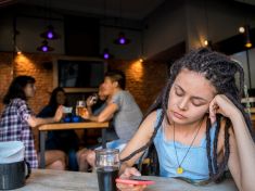 Existují i introverti, kteří si společnost užívají. Poznáte je podle devíti znaků