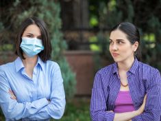 Mají antivaxeři svou stranu? Náš přístup ke covidu souvisí s tím, koho volíme